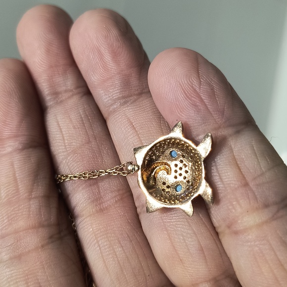 Rose-Gold Pokemon Charizard necklace - Picture 4 of 5